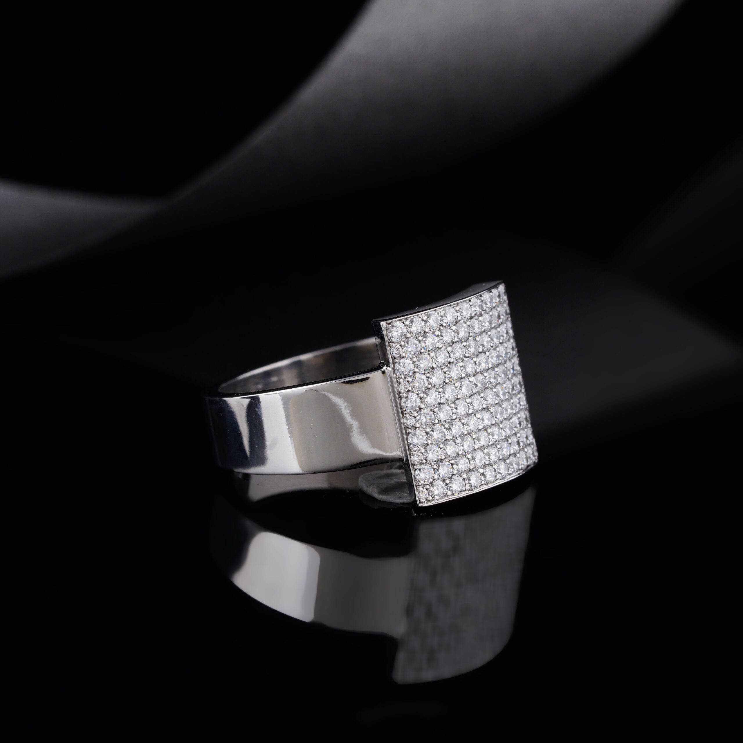 Mens lab-grown Diamond Rectangle Shape Signet Ring - Image 3
