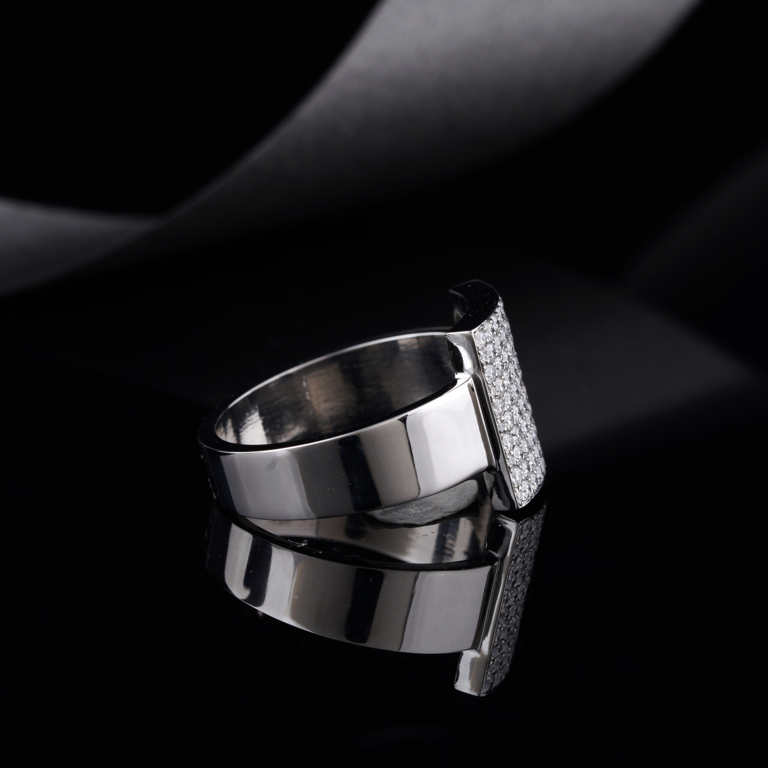 Mens lab-grown Diamond Rectangle Shape Signet Ring - Image 4