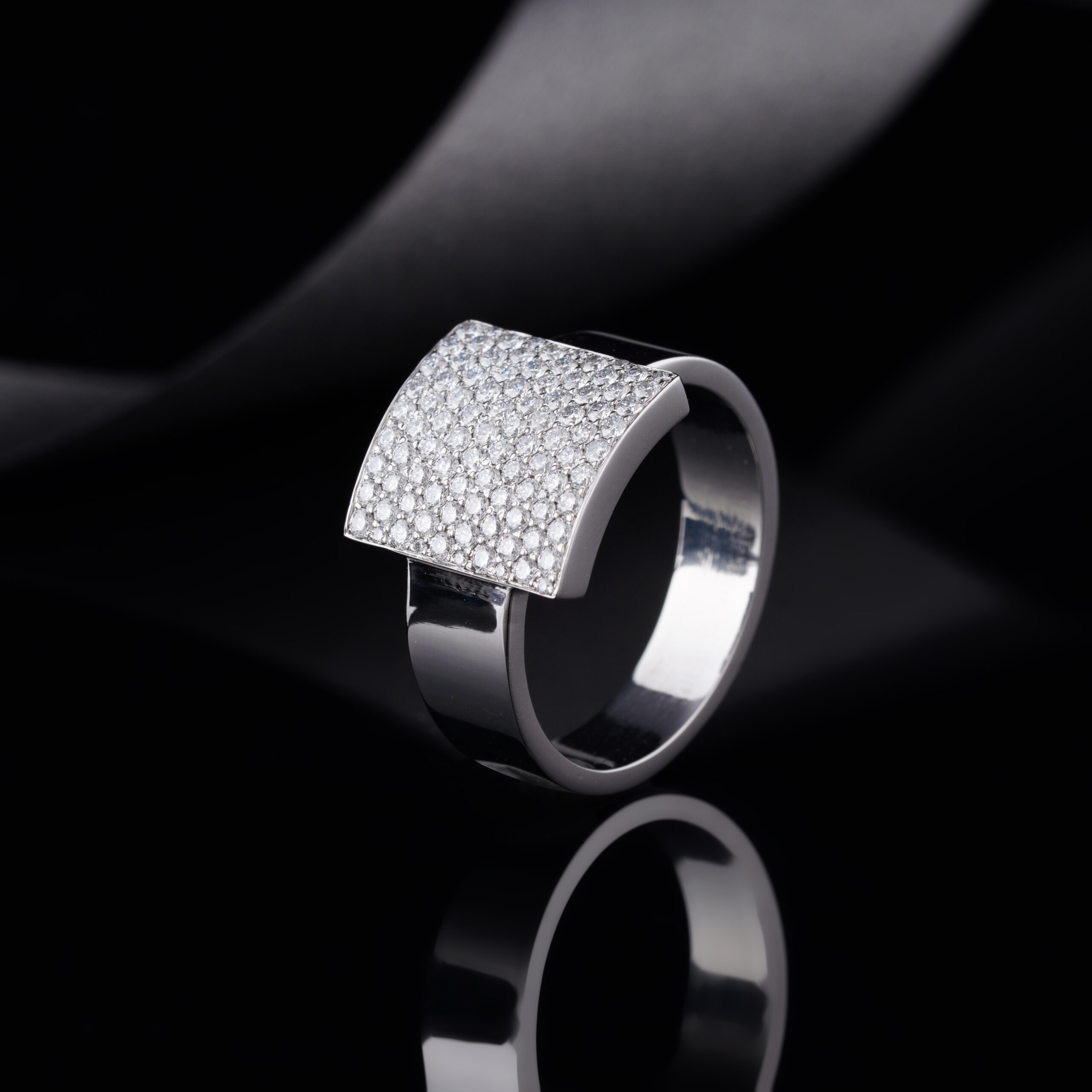 Mens lab-grown Diamond Rectangle Shape Signet Ring - Image 2